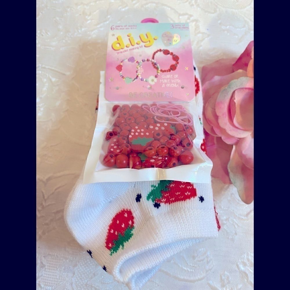 D.I.Y. Girls 6 Pairs Of Socks, Bracelet Making Kit